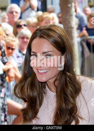 Cornwall, UK. 1. September 2016. Großbritanniens Catherine, die Herzogin von Cambridge, Besuch der Kathedrale von Truro in Cornwall, 1. September 2016. Foto: Albert Nieboer/RPE / - kein Draht SERVICE - Credit: Dpa picture-Alliance/Alamy Live News Stockfoto