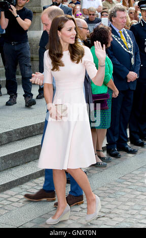 Cornwall, UK. 1. September 2016. Großbritanniens Catherine, die Herzogin von Cambridge, Besuch der Kathedrale von Truro in Cornwall, 1. September 2016. Foto: Albert Nieboer/RPE / - kein Draht SERVICE - Credit: Dpa picture-Alliance/Alamy Live News Stockfoto