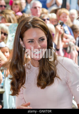 Cornwall, UK. 1. September 2016. Großbritanniens Catherine, die Herzogin von Cambridge, Besuch der Kathedrale von Truro in Cornwall, 1. September 2016. Foto: Albert Nieboer/RPE / - kein Draht SERVICE - Credit: Dpa picture-Alliance/Alamy Live News Stockfoto