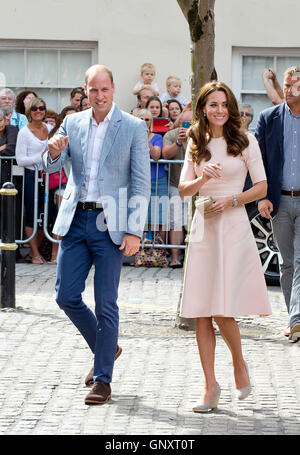 Cornwall, UK. 1. September 2016. Großbritanniens Prinz William und Catherine, der Herzog und die Herzogin von Cambridge besuchen die Kathedrale von Truro in Cornwall, 1. September 2016. Foto: Albert Nieboer/RPE / - kein Draht SERVICE - Credit: Dpa picture-Alliance/Alamy Live News Stockfoto