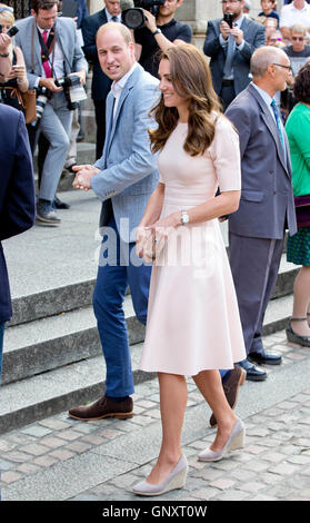 Cornwall, UK. 1. September 2016. Großbritanniens Prinz William und Catherine, der Herzog und die Herzogin von Cambridge besuchen die Kathedrale von Truro in Cornwall, 1. September 2016. Foto: Albert Nieboer/RPE / - kein Draht SERVICE - Credit: Dpa picture-Alliance/Alamy Live News Stockfoto