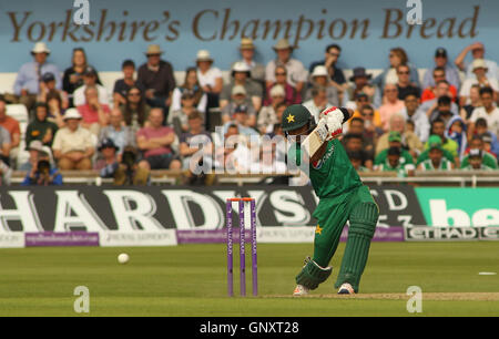 Leeds, UK. 01. Sep, 2016. Headingley Carnegie Stadium, West Yorkshire, Leeds, UK. Donnerstag, 1. September 2016. Babari Aslam von Pakistan Wimper gegen England während der 4. One Day International zwischen England und Pakistan in Leeds am 1. September 2016 © Stephen Gaunt/Alamy Live News Bildnachweis: Stephen Gaunt/Alamy Live News Stockfoto