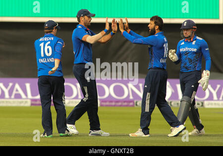Leeds, UK. 01. Sep, 2016. Headingley Carnegie Stadium, West Yorkshire, Leeds, UK. Donnerstag, 1. September 2016. Liam Plunkett (links) feiert, wobei des Fangs, das Wicket Barbar Aslam von Pakistan mit Teamkollege Moeen Ali (r) während der 4. One Day International zwischen England und Pakistan in Leeds am 1. September 2016 zu nehmen © Stephen Gaunt/Alamy Live News Bildnachweis: Stephen Gaunt/Alamy Live News Stockfoto