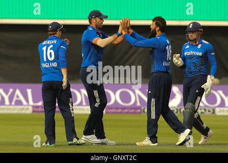 Leeds, UK. 01. Sep, 2016. Headingley Carnegie Stadium, West Yorkshire, Leeds, UK. Donnerstag, 1. September 2016. Liam Plunkett (links) feiert, wobei des Fangs, das Wicket Barbar Aslam von Pakistan mit Teamkollege Moeen Ali (r) während der 4. One Day International zwischen England und Pakistan in Leeds am 1. September 2016 zu nehmen © Stephen Gaunt/Alamy Live News Bildnachweis: Stephen Gaunt/Alamy Live News Stockfoto