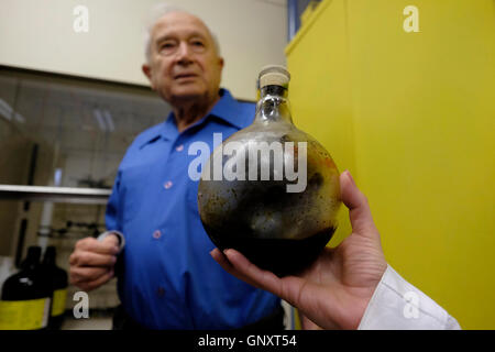 Jerusalem, Israel. 1. September 2016. Ein Forscher hält eine Flasche Glaswaren mit medizinischem Marihuana vor Prof. Raphael Mechoulam organischer Chemiker und Pionier auf dem Gebiet der Cannabisforschung, das Endocannabinoid-System oft als der "Vater von Marihuana Forschung." im Labor der Hebrew University School of Pharmacy in Jerusalem am 1. September 2016 entdeckt. Israel ist ein weltweit führendes Unternehmen auf der Wissenschaft von medizinischem Marihuana entwickelt. Im Juni Israel genehmigt einen Plan, um Beschränkungen für medizinisches Marihuana wachsen zu erleichtern und kündigte an, dass medizinisches Marihuana würde sogar Stockfoto