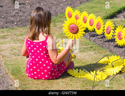 Poole, Dorset, UK. 1. September 2016. Eine ergreifende Darstellung von 1000 handgefertigten Metall- und Sonnenblumen gepflanzt durch Wald Holme Hospiz in Poole im Rose Garden in Poole Park um die 1000 Menschen vor Ort betreut jedes Jahr vertreten. Das Meer von gelben Blüten werden auf dem Display im September für die Öffentlichkeit zu besuchen und ihre lieben zu erinnern. Die Blumen wurden handgefertigt von Theatre Royal in Plymouth, die einen integralen Bestandteil im Tower of London Mohn Display gespielt. Bildnachweis: Carolyn Jenkins/Alamy Live-Nachrichten Stockfoto