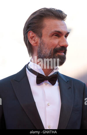 Venedig, Italien. 31. August 2016. Fabrizio Gifuni an der Eröffnungsfeier und die Premiere des Films La La Land auf dem 73. Venice Film Festival, Sala Grande auf Mittwoch, 31. August 2016, Venedig Lido, Italien. Bildnachweis: Doreen Kennedy/Alamy Live-Nachrichten Stockfoto