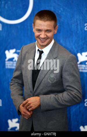 Venedig. 1. September 2016. Schauspieler Jeremy Renner besucht die Photocall zum Film "Ankunft" im Wettbewerb auf dem 73. Venedig Film Festival in Venedig, Italien 1. September 2016. Bildnachweis: Jin Yu/Xinhua/Alamy Live-Nachrichten Stockfoto