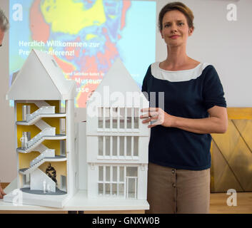 Architekt Sandra Duesterhus Posen mit dem Modell des Stoltze-Museums in Frankfurt Am Main, Deutschland, 1. September 2016. Das Stoltze-Museum öffnet im "Markt 7" Haus in der "neuen Frankfurter Altstadt" im Jahr 2018. Die Pläne und das Konzept wurden auf einer Pressekonferenz vorgestellt. Foto: ANDREAS ARNOLD/dpa Stockfoto