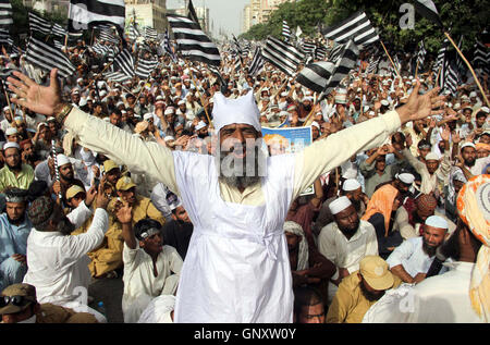 Aktivisten der Jamiat Ulema-e-Islam (JUI-F) sind Sindh Regierung protestieren und fordern den Mord von Dr. Khalid Soomro Militärgericht, während der Demonstration bei M.A Jinnah Road in Karachi auf Donnerstag, 1. September 2016 Anrufung. Rashid Khalid Mahmood Soomro, der Nachfolger von Dr. Khalid Soomro führte die Demonstration. Stockfoto