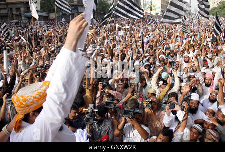 Aktivisten der Jamiat Ulema-e-Islam (JUI-F) sind Sindh Regierung protestieren und fordern den Mord von Dr. Khalid Soomro Militärgericht, während der Demonstration bei M.A Jinnah Road in Karachi auf Donnerstag, 1. September 2016 Anrufung. Rashid Khalid Mahmood Soomro, der Nachfolger von Dr. Khalid Soomro führte die Demonstration. Stockfoto