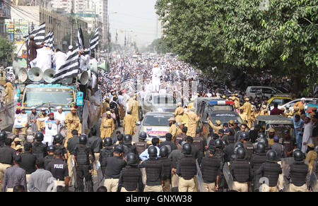 Aktivisten der Jamiat Ulema-e-Islam (JUI-F) sind Sindh Regierung protestieren und fordern den Mord von Dr. Khalid Soomro Militärgericht, während der Demonstration bei M.A Jinnah Road in Karachi auf Donnerstag, 1. September 2016 Anrufung. Rashid Khalid Mahmood Soomro, der Nachfolger von Dr. Khalid Soomro führte die Demonstration. Stockfoto