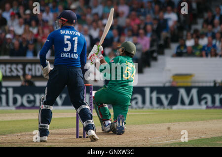 Leeds, Großbritannien, 1. September 2016. Sarfraz Ahmed von Pakistan gehen für ein großer Hit. Er heraus war, verfing sich Schlagen gegen England im vierten Royal London einen Tag International. Credit: Colin Edwards/Alamy leben Nachrichten Stockfoto