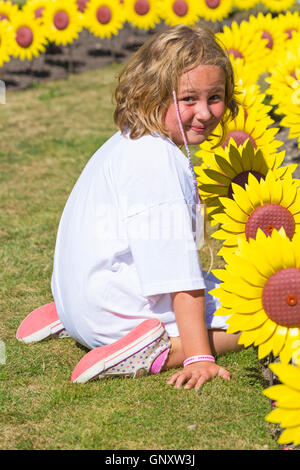 Poole, Dorset, UK. 1. September 2016. Eine ergreifende Darstellung von 1000 handgefertigten Metall- und Sonnenblumen gepflanzt durch Wald Holme Hospiz in Poole im Rose Garden in Poole Park um die 1000 Menschen vor Ort betreut jedes Jahr vertreten. Das Meer von gelben Blüten werden auf dem Display im September für die Öffentlichkeit zu besuchen und ihre lieben zu erinnern. Die Blumen wurden handgefertigt von Theatre Royal in Plymouth, die einen integralen Bestandteil im Tower of London Mohn Display gespielt. Bildnachweis: Carolyn Jenkins/Alamy Live-Nachrichten Stockfoto