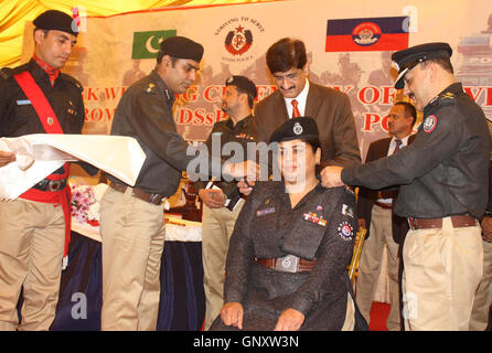 Hauptminister Sindh, Murad Ali Shah fixieren die Rangabzeichen auf den Schultern von Polizeibeamten in den Rang eines Deputy Superintendent der Polizei, während der Zeremonie befördert statt CPO in Karachi auf Donnerstag, 1. September 2016. Stockfoto