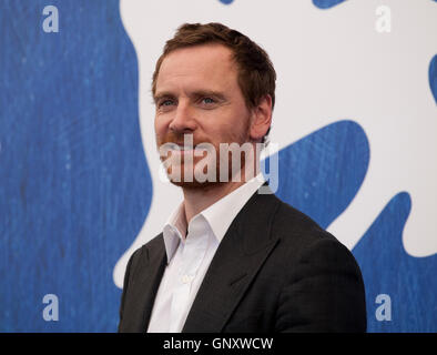 Venedig, Italien. 1. September 2016.  Michael Fassbender im Licht zwischen Ozeane Film Fototermin auf dem 73. Venedig Film Festival, Sala Grande auf Donnerstag, 1. September 2016, Venedig Lido. Bildnachweis: Doreen Kennedy/Alamy Live-Nachrichten Stockfoto