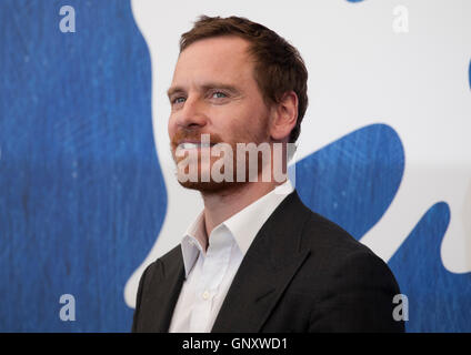 Venedig, Italien. 1. September 2016.  Michael Fassbender im Licht zwischen Ozeane Film Fototermin auf dem 73. Venedig Film Festival, Sala Grande auf Donnerstag, 1. September 2016, Venedig Lido. Bildnachweis: Doreen Kennedy/Alamy Live-Nachrichten Stockfoto