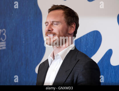 Venedig, Italien. 1. September 2016.  Michael Fassbender im Licht zwischen Ozeane Film Fototermin auf dem 73. Venedig Film Festival, Sala Grande auf Donnerstag, 1. September 2016, Venedig Lido. Bildnachweis: Doreen Kennedy/Alamy Live-Nachrichten Stockfoto