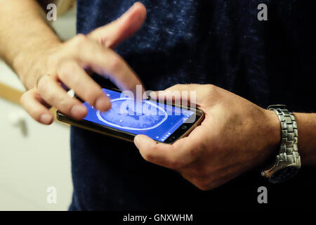 Tel Aviv, Israel. 1. September 2016. YEHUDA HABER, diagnostiziert einen Gehirntumor und eine 2-Jahres-Lebensdauer-Prognose, vor 17 Jahren zeigt die Ergebnisse der letzten MRT-Untersuchung auf seinem Handy behauptet, dass er tatsächlich vollständig durch Einsatz von medizinischem Cannabis erholt. Haber ist Tikun Olam in Tel Aviv, der erste, größte und wichtigste Lieferant von medizinischem Cannabis in Israel und eines der führenden medizinische Cannabis-Unternehmen in der Welt behandelt. Stockfoto