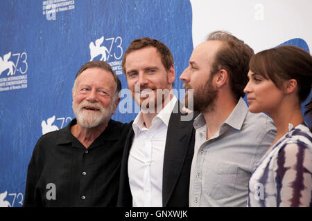 Venedig, Italien. 1. September 2016. Jack Thompson, Michael Fassbender, Regisseur Derek Cianfrance und Schauspielerin Alicia Vikander beim Licht zwischen Ozeane Film Fototermin auf dem 73. Venedig Film Festival, Sala Grande auf Donnerstag, 1. September 2016, Venedig Lido. Bildnachweis: Doreen Kennedy/Alamy Live-Nachrichten Stockfoto