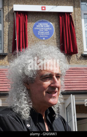 Feltham, London, England, UK. 1. September 2016.  Brian enthüllt Mai von der Rockgruppe Queen ein englisches Erbe blaue Plakette für die ehemaligen Sänger Freddie Mercury. Auf was hätte Freddies 70. Geburtstag die blaue Plakette zeigen, seinen Geburtsnamen Fred Bulsara er mit seiner Familie in den 1970er Jahren lebte an seine frühere Heimat in Feltham in Westlondon, enthüllt war. Bildnachweis: Julia Gavin UK/Alamy Live-Nachrichten Stockfoto