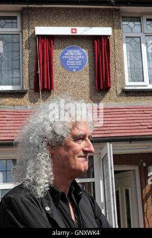 Feltham, London, England, UK. 1. September 2016.  Brian enthüllt Mai von der Rockgruppe Queen ein englisches Erbe blaue Plakette für die ehemaligen Sänger Freddie Mercury. Auf was hätte Freddies 70. Geburtstag die blaue Plakette zeigen, seinen Geburtsnamen Fred Bulsara er mit seiner Familie in den 1970er Jahren lebte an seine frühere Heimat in Feltham in Westlondon, enthüllt war. Bildnachweis: Julia Gavin UK/Alamy Live-Nachrichten Stockfoto