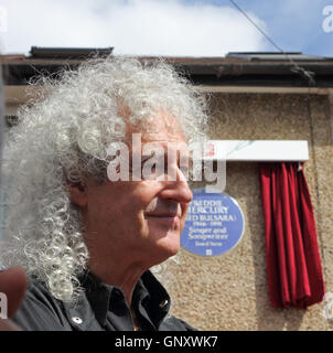 Feltham, London, England, UK. 1. September 2016.  Brian enthüllt Mai von der Rockgruppe Queen ein englisches Erbe blaue Plakette für die ehemaligen Sänger Freddie Mercury. Auf was hätte Freddies 70. Geburtstag die blaue Plakette zeigen, seinen Geburtsnamen Fred Bulsara er mit seiner Familie in den 1970er Jahren lebte an seine frühere Heimat in Feltham in Westlondon, enthüllt war. Bildnachweis: Julia Gavin UK/Alamy Live-Nachrichten Stockfoto