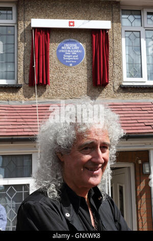 Feltham, London, England, UK. 1. September 2016.  Brian enthüllt Mai von der Rockgruppe Queen ein englisches Erbe blaue Plakette für die ehemaligen Sänger Freddie Mercury. Auf was hätte Freddies 70. Geburtstag die blaue Plakette zeigen, seinen Geburtsnamen Fred Bulsara er mit seiner Familie in den 1970er Jahren lebte an seine frühere Heimat in Feltham in Westlondon, enthüllt war. Bildnachweis: Julia Gavin UK/Alamy Live-Nachrichten Stockfoto