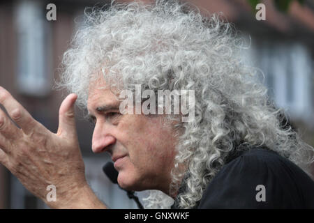 Feltham, London, England, UK. 1. September 2016.  Brian enthüllt Mai von der Rockgruppe Queen ein englisches Erbe blaue Plakette für die ehemaligen Sänger Freddie Mercury. Auf was hätte Freddies 70. Geburtstag die blaue Plakette zeigen, seinen Geburtsnamen Fred Bulsara er mit seiner Familie in den 1970er Jahren lebte an seine frühere Heimat in Feltham in Westlondon, enthüllt war. Bildnachweis: Julia Gavin UK/Alamy Live-Nachrichten Stockfoto