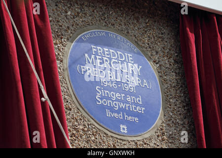 Feltham, London, England, UK. 1. September 2016.  Brian enthüllt Mai von der Rockgruppe Queen ein englisches Erbe blaue Plakette für die ehemaligen Sänger Freddie Mercury. Auf was hätte Freddies 70. Geburtstag die blaue Plakette zeigen, seinen Geburtsnamen Fred Bulsara er mit seiner Familie in den 1970er Jahren lebte an seine frühere Heimat in Feltham in Westlondon, enthüllt war. Bildnachweis: Julia Gavin UK/Alamy Live-Nachrichten Stockfoto