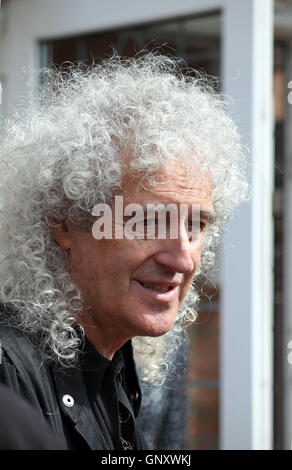 Feltham, London, England, UK. 1. September 2016.  Brian enthüllt Mai von der Rockgruppe Queen ein englisches Erbe blaue Plakette für die ehemaligen Sänger Freddie Mercury. Auf was hätte Freddies 70. Geburtstag die blaue Plakette zeigen, seinen Geburtsnamen Fred Bulsara er mit seiner Familie in den 1970er Jahren lebte an seine frühere Heimat in Feltham in Westlondon, enthüllt war. Bildnachweis: Julia Gavin UK/Alamy Live-Nachrichten Stockfoto