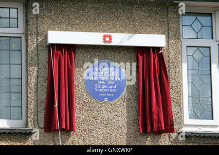 Feltham, London, England, UK. 1. September 2016.  Brian enthüllt Mai von der Rockgruppe Queen ein englisches Erbe blaue Plakette für die ehemaligen Sänger Freddie Mercury. Auf was hätte Freddies 70. Geburtstag die blaue Plakette zeigen, seinen Geburtsnamen Fred Bulsara er mit seiner Familie in den 1970er Jahren lebte an seine frühere Heimat in Feltham in Westlondon, enthüllt war. Bildnachweis: Julia Gavin UK/Alamy Live-Nachrichten Stockfoto