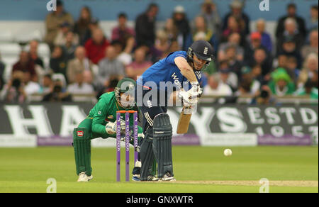 Leeds, UK. 01. Sep, 2016. Headingley Carnegie Stadium, West Yorkshire, Leeds, UK. Donnerstag, 1. September 2016. Eoin Morgan von England Wimper gegen Pakistan während der 4. One Day International zwischen England und Pakistan in Leeds am 1. September 2016 © Stephen Gaunt/Alamy Live News Bildnachweis: Stephen Gaunt/Alamy Live News Stockfoto