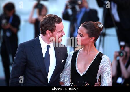 Venedig, Italien. 1. September 2016. Actress Alicia Vikander (R) und Schauspieler Michael Fassbender ankommen für die Premiere des Films "The Light zwischen Ozeane" auf dem 73. Venedig Film Festival in Venedig, Italien, am 1. September 2016. Bildnachweis: Jin Yu/Xinhua/Alamy Live-Nachrichten Stockfoto