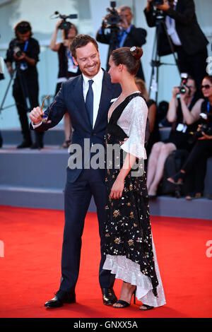 Venedig, Italien. 1. September 2016. Actress Alicia Vikander (R) und Schauspieler Michael Fassbender ankommen für die Premiere des Films "The Light zwischen Ozeane" auf dem 73. Venedig Film Festival in Venedig, Italien, am 1. September 2016. Bildnachweis: Jin Yu/Xinhua/Alamy Live-Nachrichten Stockfoto