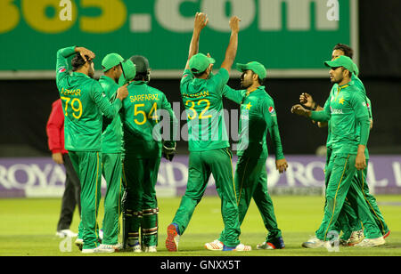 Leeds, UK. 01. Sep, 2016. Headingley Carnegie Stadium, West Yorkshire, Leeds, UK. Donnerstag, 1. September 2016. Babar Azam und Imad Wasim von Pakistan feiert das Wicket Ben Stokes von England während der 4. One Day International zwischen England und Pakistan in Leeds am 1. September 2016 nehmen Credit: Stephen Gaunt/Alamy Live News Stockfoto