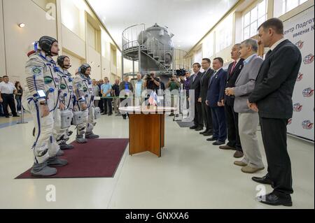 Internationale Raumstation ISS Expedition 49-50 erstklassige Besatzung US-amerikanischer Astronaut Shane Kimbrough, links, Berichten russische Kosmonauten Sergei Ryzhikov, Zentrum und Andrey Borisenko Beamten während der Abschlussqualifikation Prüfungen auf der Gagarin-Kosmonautentrainingszentrum 31. August 2016 in Star City, Russland. Stockfoto