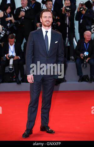 Venedig, Italien. 1. September 2016. Schauspieler Michael Fassbender kommt für die Premiere der Film "The Light zwischen Ozeane" auf dem 73. Venedig Film Festival in Venedig, Italien, am 1. September 2016. Bildnachweis: Jin Yu/Xinhua/Alamy Live-Nachrichten Stockfoto