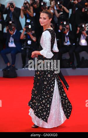 Venedig, Italien. 1. September 2016. Schauspielerin Alicia Vikander kommt zur Premiere der Film "The Light zwischen Ozeane" auf dem 73. Venedig Film Festival in Venedig, Italien, am 1. September 2016. Bildnachweis: Jin Yu/Xinhua/Alamy Live-Nachrichten Stockfoto