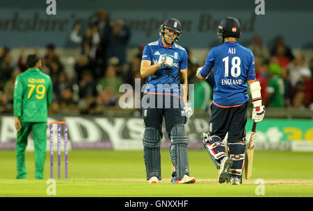 Headingley Carnegie Stadium, West Yorkshire, Leeds, UK.  Donnerstag, 1. September 2016.   David Willey (L) und Moeen Ali (R) von England feiern den 4. ODI-Sieg der Serie gegen Pakistan während der 4. One Day International zwischen England und Pakistan in Leeds am 1. September 2016 Bild von Stephen Gaunt/Touchlinepics.com/Alamy Live News Stockfoto