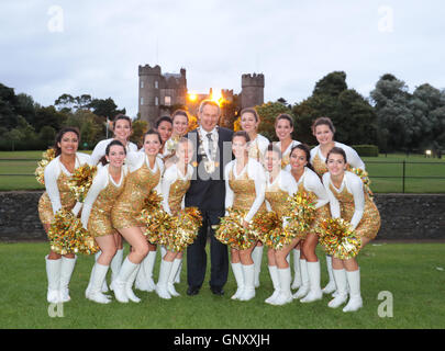 Dublin, Irland. 01. Sep, 2016. Aer Lingus American College Football-Turnier. Die Marching Bands des Boston College und Georgia Tech. Cheerleaders von Boston Tech posieren mit Cllr Darragh Butler, Bürgermeister von Fingal vor Malahide Castle. © Aktion Plus Sport/Alamy Live-Nachrichten Stockfoto