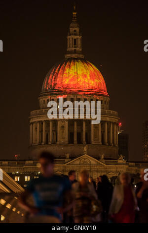 London, UK. 01. Sep, 2016. Brände alte Teil der Brände des Londoner Künstlers Martin Firrell, leuchtet die Süd- und Seiten der Kuppel der St. Pauls Cathedral mit einer feurigen Projektion in Anlehnung an die katastrophalen Auswirkungen des Great Fire of London auf den Dom und die Geburt des Gebäudes von Christopher Wren entworfen. Eines der Ereignisse, die das Festival zum 350. Jahrestag des Great Fire of London gehört. Bildnachweis: Guy Bell/Alamy Live-Nachrichten Stockfoto