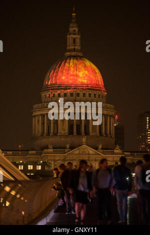 London, UK. 01. Sep, 2016. Brände alte Teil der Brände des Londoner Künstlers Martin Firrell, leuchtet die Süd- und Seiten der Kuppel der St. Pauls Cathedral mit einer feurigen Projektion in Anlehnung an die katastrophalen Auswirkungen des Great Fire of London auf den Dom und die Geburt des Gebäudes von Christopher Wren entworfen. Eines der Ereignisse, die das Festival zum 350. Jahrestag des Great Fire of London gehört. Bildnachweis: Guy Bell/Alamy Live-Nachrichten Stockfoto