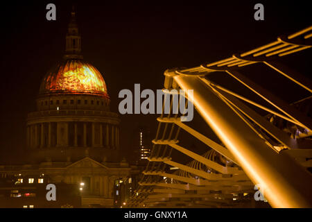 London, UK. 01. Sep, 2016. Brände alte Teil der Brände des Londoner Künstlers Martin Firrell, leuchtet die Süd- und Seiten der Kuppel der St. Pauls Cathedral mit einer feurigen Projektion in Anlehnung an die katastrophalen Auswirkungen des Great Fire of London auf den Dom und die Geburt des Gebäudes von Christopher Wren entworfen. Eines der Ereignisse, die das Festival zum 350. Jahrestag des Great Fire of London gehört. Bildnachweis: Guy Bell/Alamy Live-Nachrichten Stockfoto