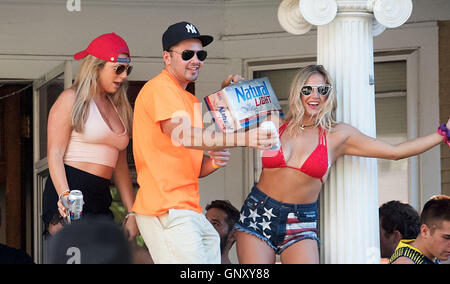 Ann Arbor, Michigan, USA. 1. September 2016. Studenten party im eine Brüderlichkeit-Haus auf dem Campus der Universität von Michigan als Schüler wieder auf dem Campus für den Beginn im Herbstsemester ankommen. © Mark Bialek/ZUMA Draht/Alamy Live-Nachrichten Stockfoto