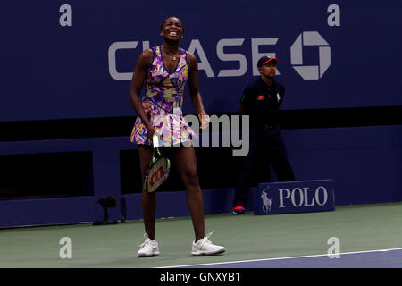 New York, Vereinigte Staaten von Amerika. 01. Sep, 2016. Venus Williams reagiert auf einen Punkt in ihrem zweiten Vorrundenspiel gegen Julia Goerges Deutschlands an die Vereinigten Staaten Open Tennis Championships in Flushing Meadows, New York am Donnerstag, den 1. September. Credit: Adam Stoltman/Alamy Live News Stockfoto