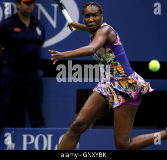 New York, Vereinigte Staaten von Amerika. 01. Sep, 2016. Venus Williams in Aktion in ihrem zweiten Vorrundenspiel gegen Julia Goerges Deutschlands an die Vereinigten Staaten Open Tennis Championships in Flushing Meadows, New York am Donnerstag, den 1. September. Credit: Adam Stoltman/Alamy Live News Stockfoto