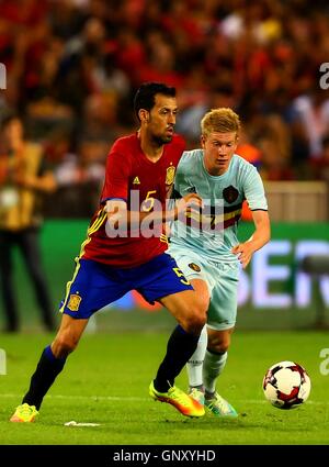 Brüssel, Belgien. 1. September 2016. Sergio Busquets (L) von Spanien wetteifert mit Kevin De Bruyne Belgiens während einer internationalen Fußball Freundschaftsspiel zwischen Belgien und Spanien in Brüssel, Belgien, 1. September 2016. Spanien schlug Belgien 2-0. © Gong Bing/Xinhua/Alamy Live-Nachrichten Stockfoto