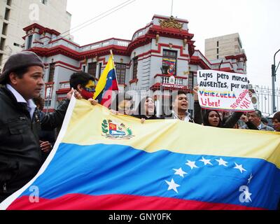 Lima, Peru. 1. September 2016. Eine Gruppe der Venezolaner in Peru Leben führte eine Demonstration vor ihrer Botschaft in Lima, in Solidarität mit dem Grand-Marsch in Caracas fordert die Aufhebung des Mandats des Nicolas Maduro statt. Carlos Garcia Granthon / Fotoholica / Alamy Live News Stockfoto