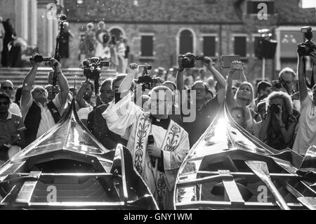 Venedig, Italien. 1. September 2016.  (Anmerkung Redaktion: dieses Bild wurde in Schwarzweiß konvertiert) Die Gondeln und die "Regatanti" (Ruderer) zu sammeln, um den Segen in der Kirche Santa Maria della Salute vor Sonntag historische Regata.The historische Regatta ist das aufregendste Bootsrennen auf dem Gran Kanal für die Einheimischen und einer der spektakulärsten. © Simone Padovani / Erwachen / Alamy Live News Stockfoto